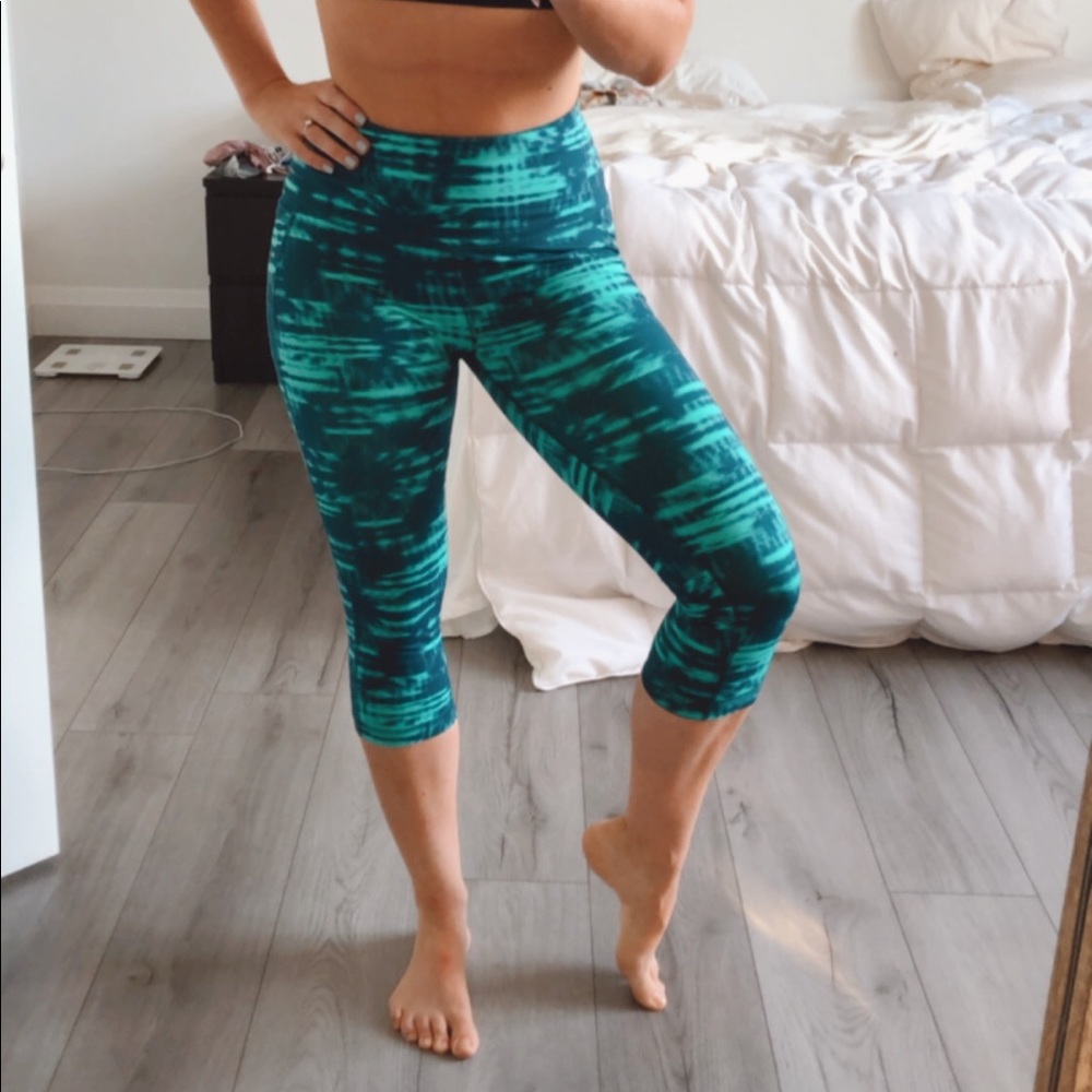 Medium High Rise Reebok Paint Crops - Picture 3 of 14